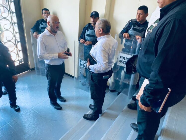 Guardia Estatal y Derechos Humanos cuidan a los profes rijosos