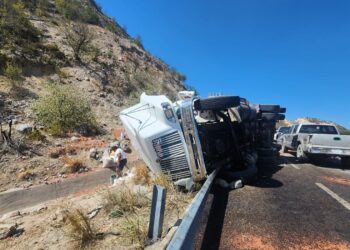 Se «empina» tractocamión sorguero en la Rumbo Nuevo