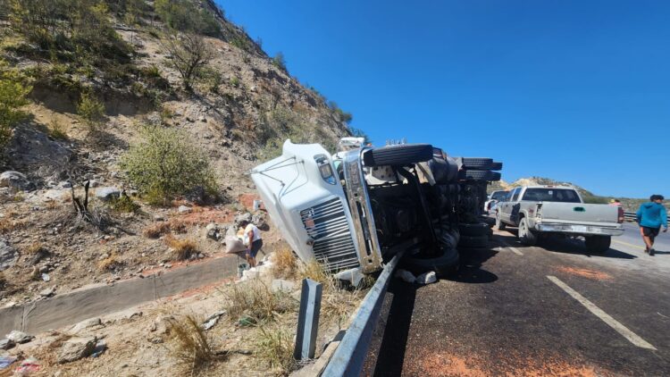 Se «empina» tractocamión sorguero en la Rumbo Nuevo