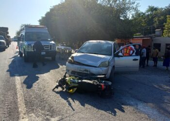 Choque entre auto y moto en carretera Barretal-Padilla