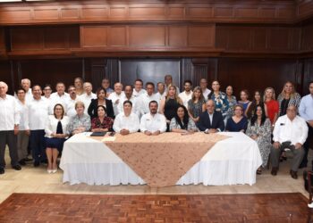 Sesiona Colegio de Notarios del Sur, con Rector de la UAT como invitado