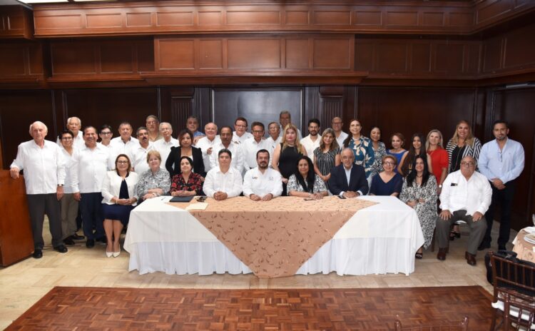 Sesiona Colegio de Notarios del Sur, con Rector de la UAT como invitado