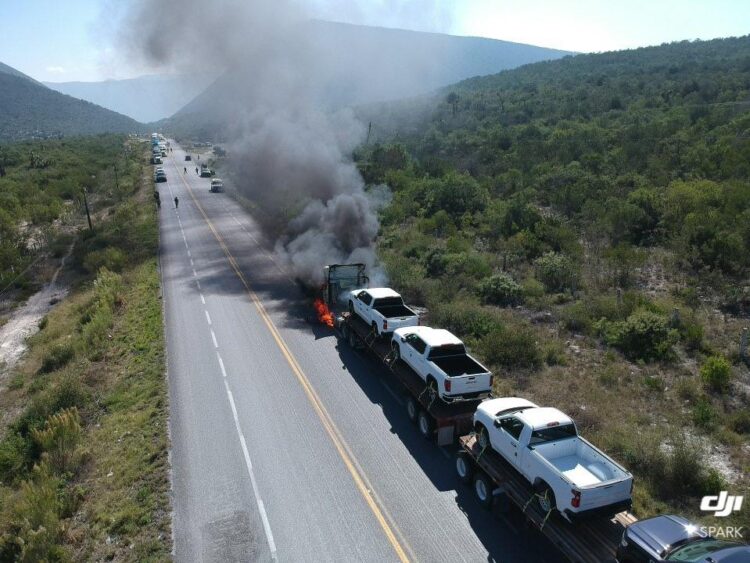 Trailer llevaba camionetas  nuevas; se incendia en Palmillas