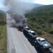 Trailer llevaba camionetas  nuevas; se incendia en Palmillas
