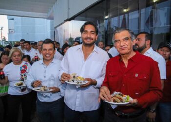 Al alcalde de Reynosa, Carlos Peña, le tocó “disparar” los tacos de carne asada
