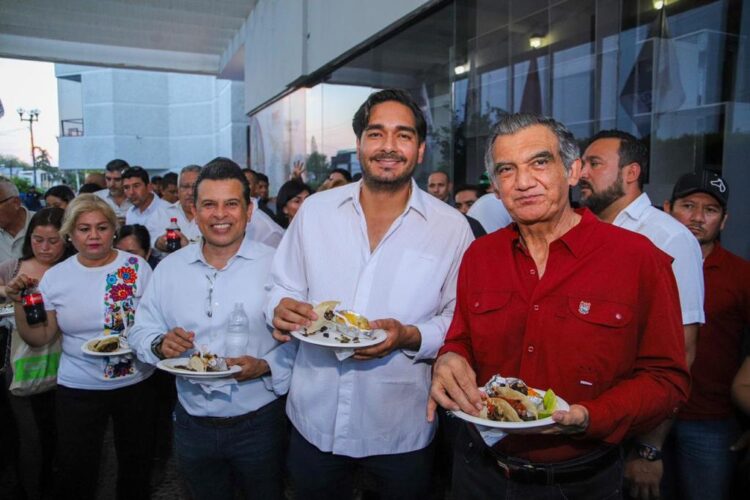 Al alcalde de Reynosa, Carlos Peña, le tocó “disparar” los tacos de carne asada
