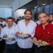 Al alcalde de Reynosa, Carlos Peña, le tocó “disparar” los tacos de carne asada