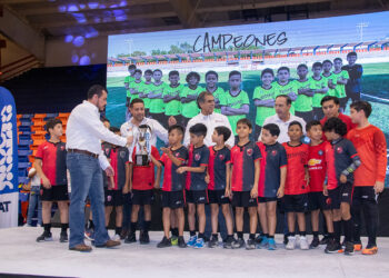 Entrega rector trofeos de la liga de futbol Copa UAT