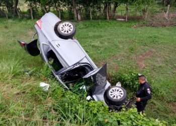 Volcaron dos unidades en carretera Llera-Mante, en ejido La Gloria