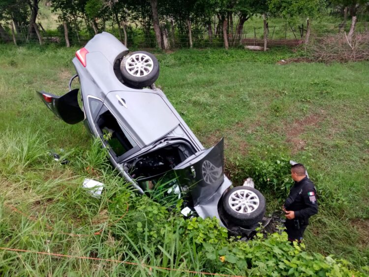 Volcaron dos unidades en carretera Llera-Mante, en ejido La Gloria