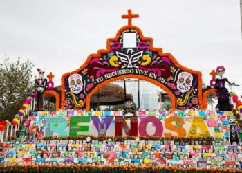 Instalan monumental altar de muertos en Reynosa
