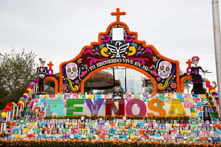 Instalan monumental altar de muertos en Reynosa