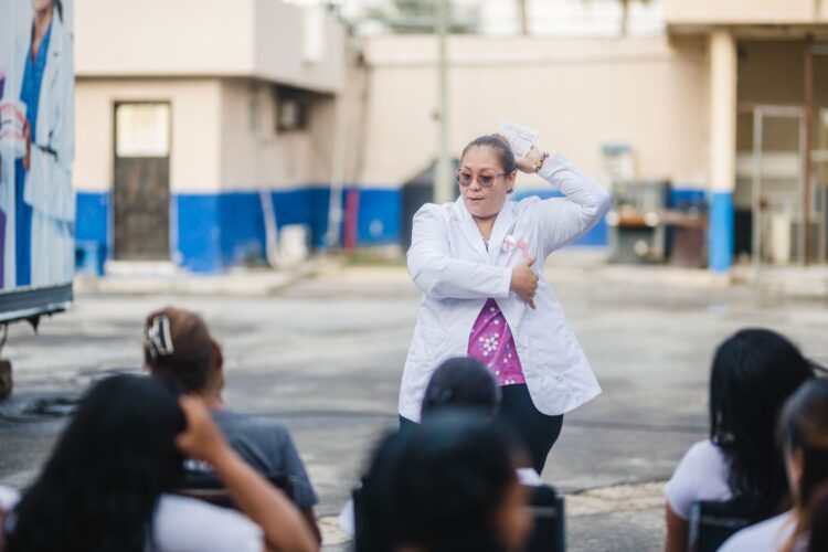 DIF Reynosa lleva brigada rosa a CEDES