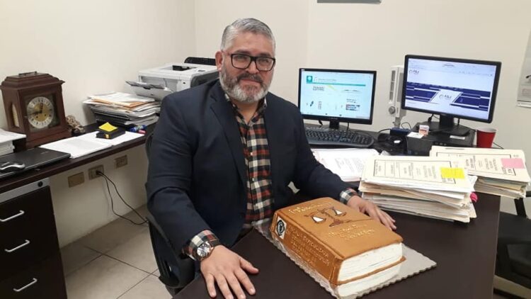 Con un poco de pena, renunciarían