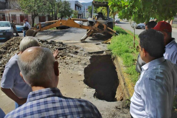 Supervisa alcalde Gattás socavón en Calle Michoacán