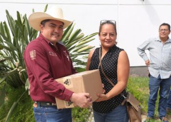 Entrega Gobierno del Estado alimento proteico a productores apícolas