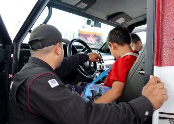Los niños disfrutaron subirse a las patrullas de Guardia Tamaulipas