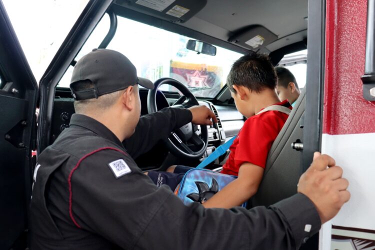 Los niños disfrutaron subirse a las patrullas de Guardia Tamaulipas