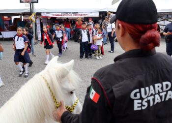Los niños quieren tomarse fotos con «Palomita»