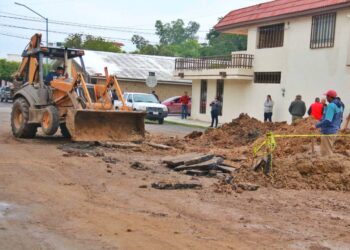En compañía de vecinos, presidente municipal de Victoria supervisa obras de drenaje sanitario