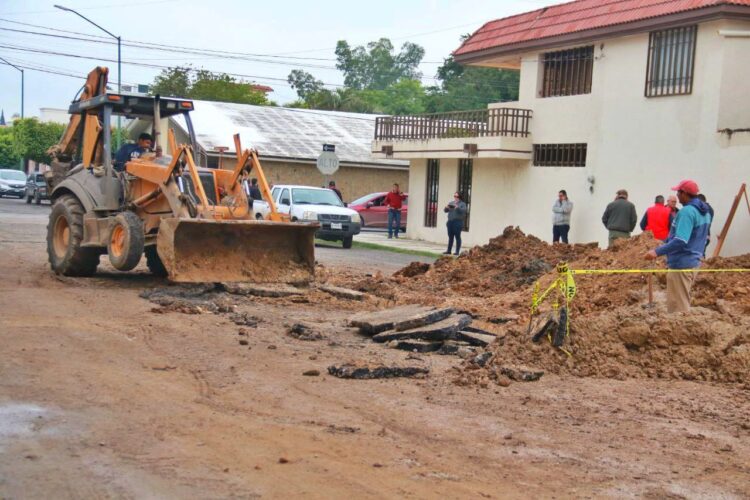 En compañía de vecinos, presidente municipal de Victoria supervisa obras de drenaje sanitario