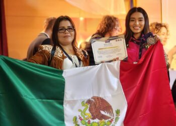 Gana egresada de CONALEP  medalla de plata en Feria de Ciencias en Turquía