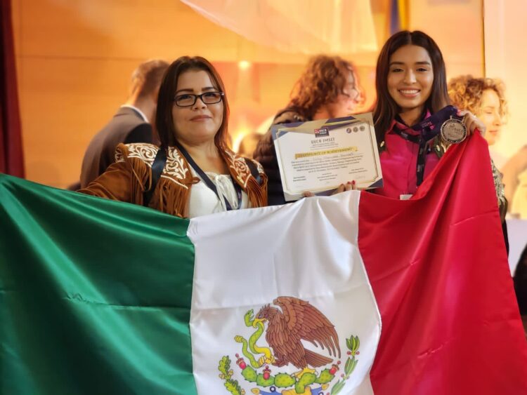 Gana egresada de CONALEP  medalla de plata en Feria de Ciencias en Turquía