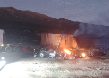 CHOQUE: Se incendia trailer en Palmillas; carretera cerrada