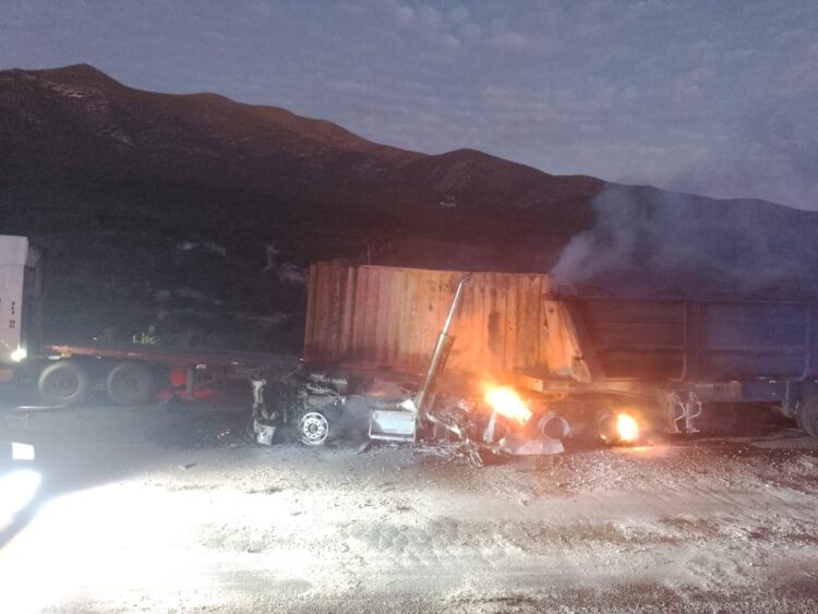 CHOQUE: Se incendia trailer en Palmillas; carretera cerrada