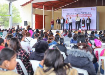 Más estudiantes en Reynosa reciben becas del gobierno de Carlos Peña Ortiz