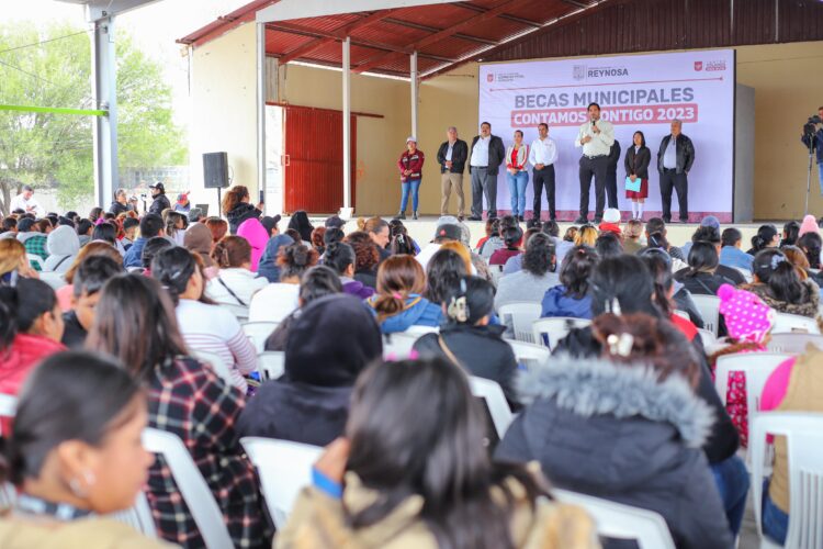 Más estudiantes en Reynosa reciben becas del gobierno de Carlos Peña Ortiz