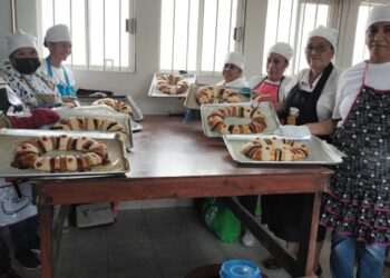 Aprenden a elaborar roscas de reyes en talleres CEDIF