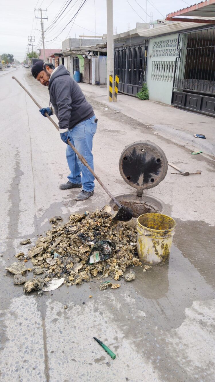Extrae COMAPA kilos de grasa del drenaje sanitario