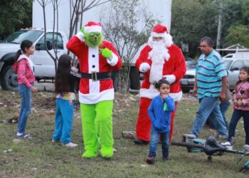 Aviva Lalo Gattás el espíritu navideño en colonias de la ciudad