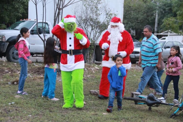Aviva Lalo Gattás el espíritu navideño en colonias de la ciudad