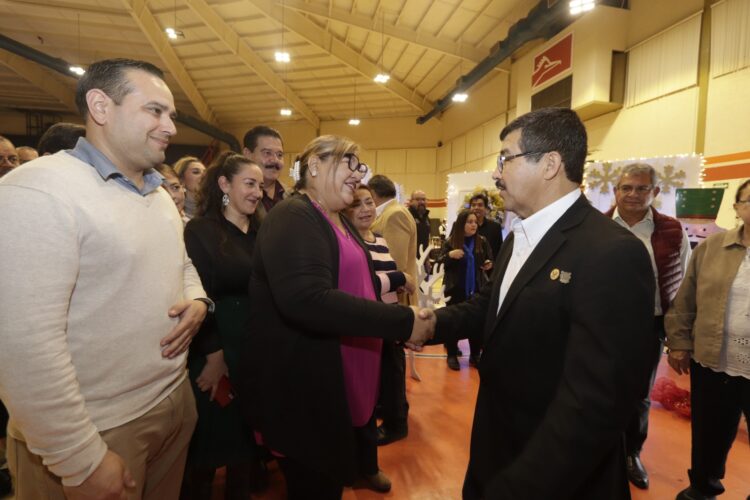 Rector Dámaso Anaya y docentes de la UAT comparten festejo navideño