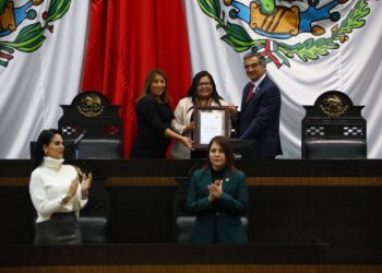 Impone Congreso máxima presea a Anabel Pineda Briseño, investigadora y académica en ciencia y tecnología 