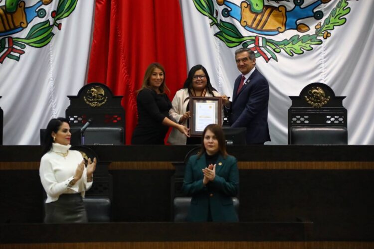 Impone Congreso máxima presea a Anabel Pineda Briseño, investigadora y académica en ciencia y tecnología 