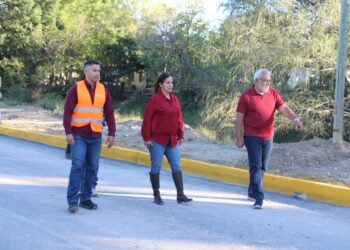 Pedro supervisa obras en Guémez y Casas