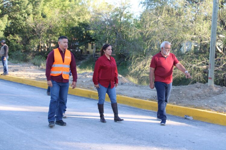 Pedro supervisa obras en Guémez y Casas