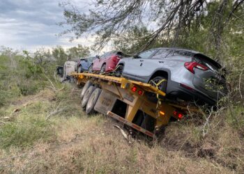 Nodriza se sale del camino con carros nuevos