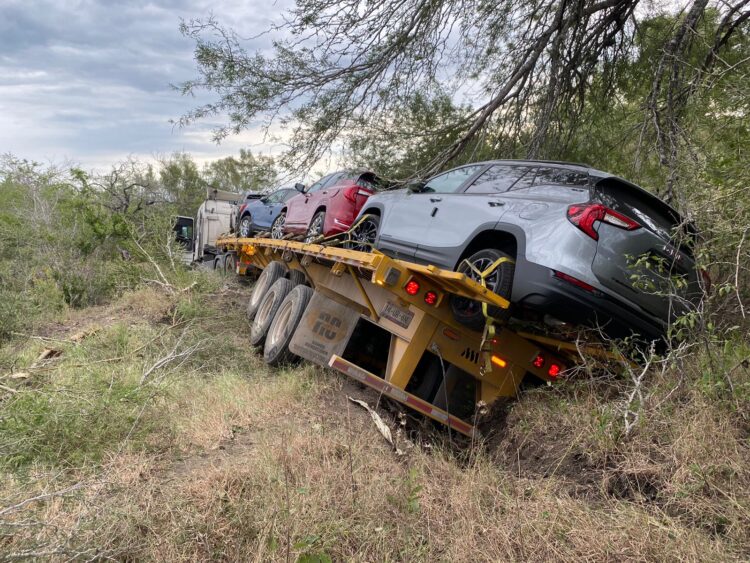 Nodriza se sale del camino con carros nuevos