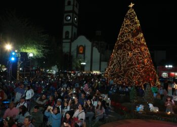 Conviven Américo y María con familias en concierto por Día de Reyes