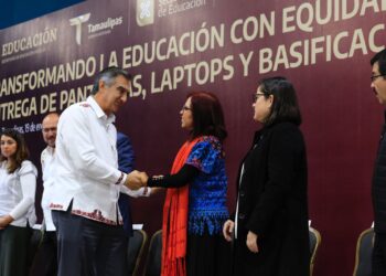 Reconoce Arnulfo gestiones de Américo; entregan nombramiento a 3 mil maestros