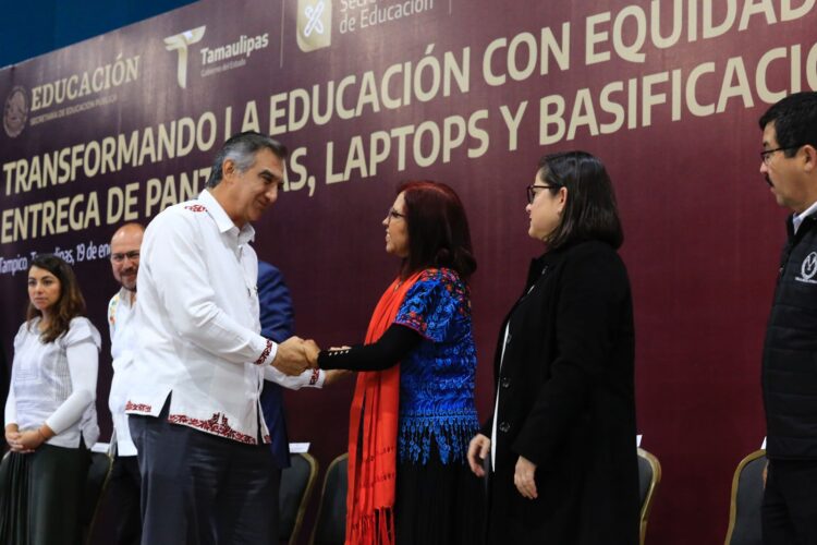 Reconoce Arnulfo gestiones de Américo; entregan nombramiento a 3 mil maestros
