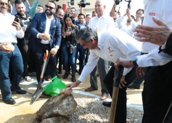 Pone Américo primera piedra de planta industrial en Altamira