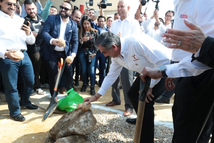 Pone Américo primera piedra de planta industrial en Altamira