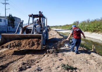 Limpia Gobierno de Reynosa márgenes del canal Rodhe