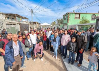 Dio Alcalde Carlos Peña Ortiz banderazo a pavimentacion de calle Miguel Negrete