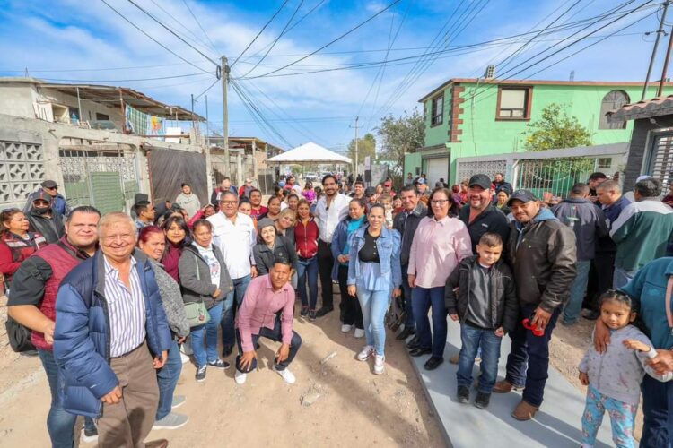 Dio Alcalde Carlos Peña Ortiz banderazo a pavimentacion de calle Miguel Negrete
